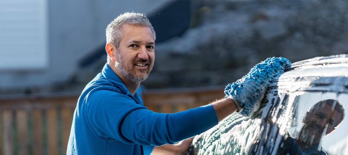 Vasker bil med mikrofibervott