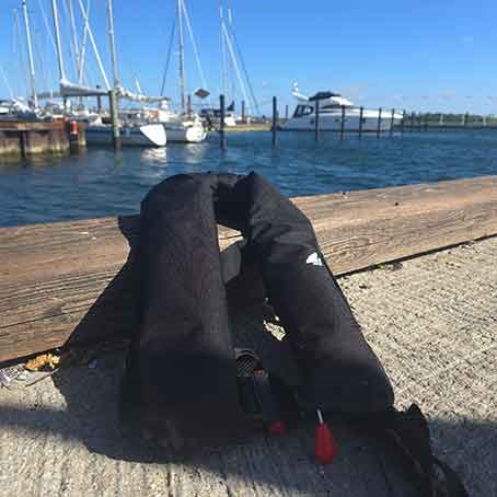 GUIDE: Slik sjekker du en oppblåsbar redningsvest – steg for steg