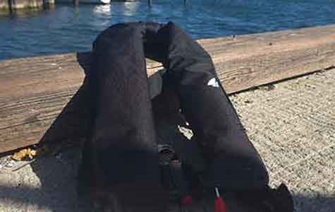 En oppblåsbar redningsvest er pakket på brygga.