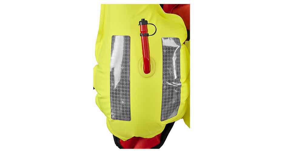 Plassering av munnstykket på høyre side av vesten.